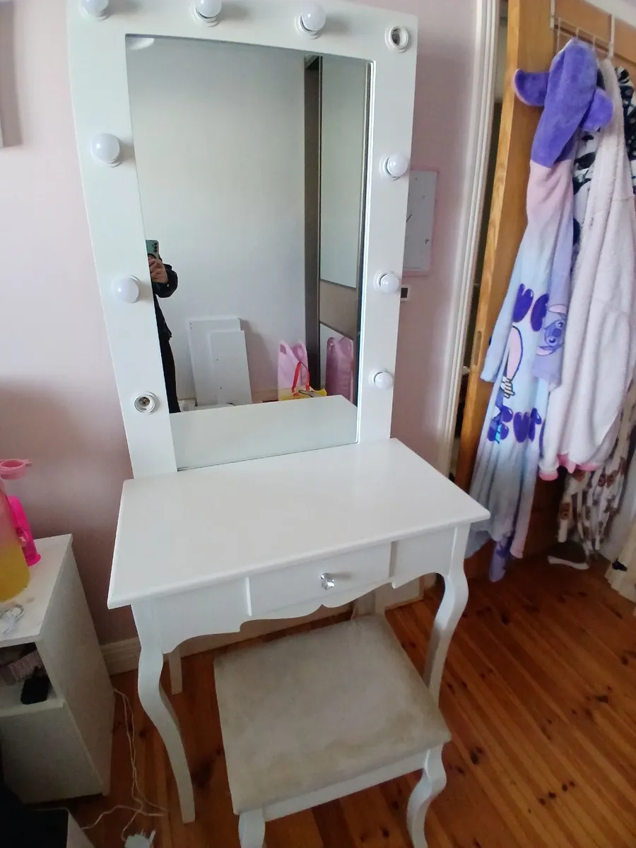 Vanity table - Image 1