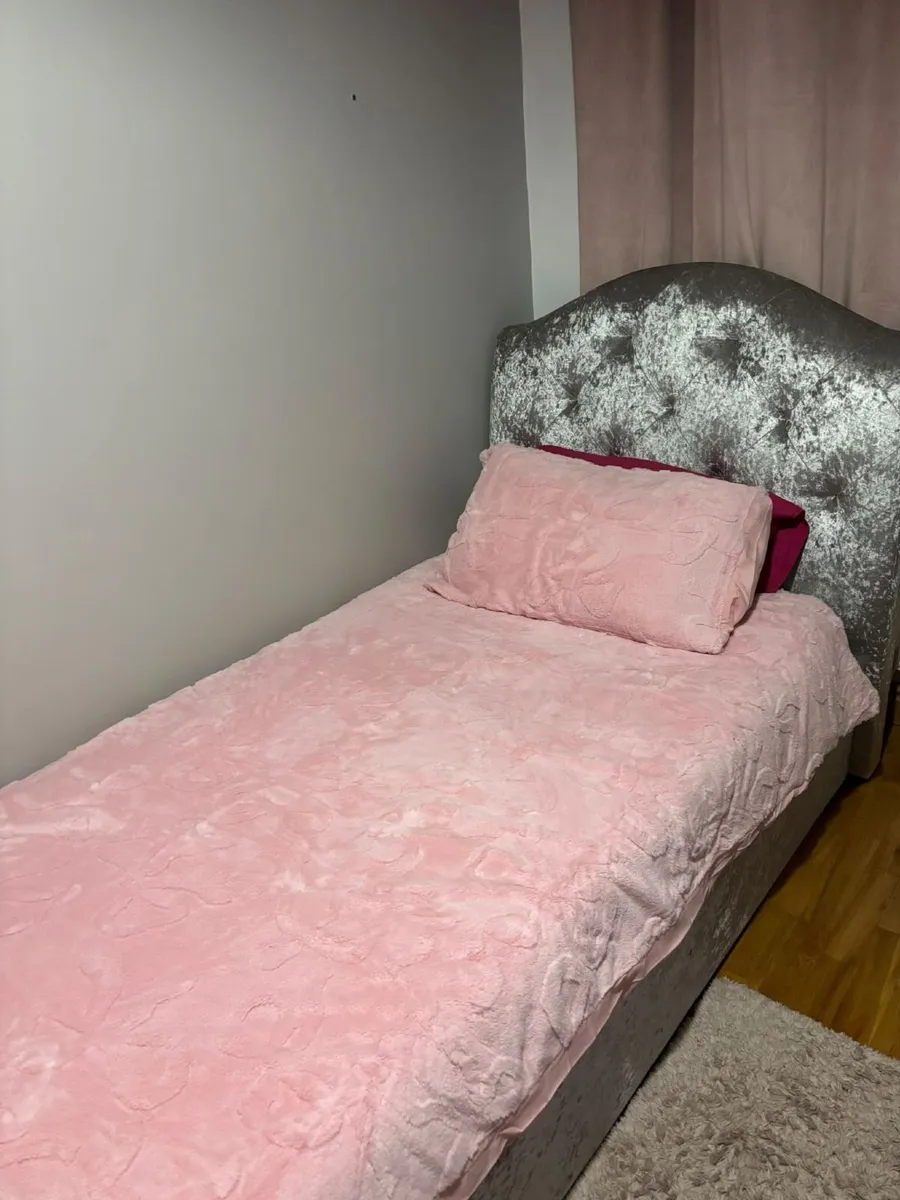 Bedroom furniture - Image 1