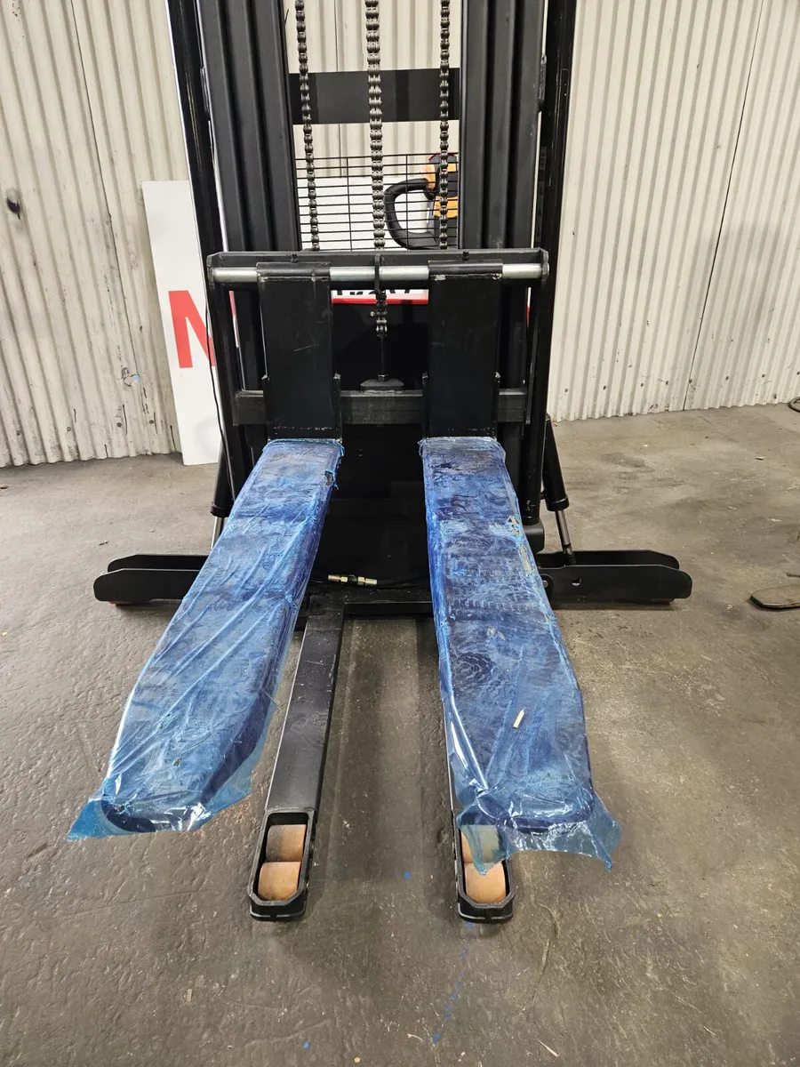 New Electric pallet stacker - Image 2