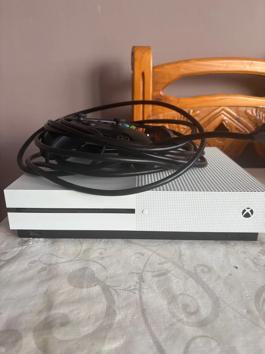 White Xbox one S - Image 1
