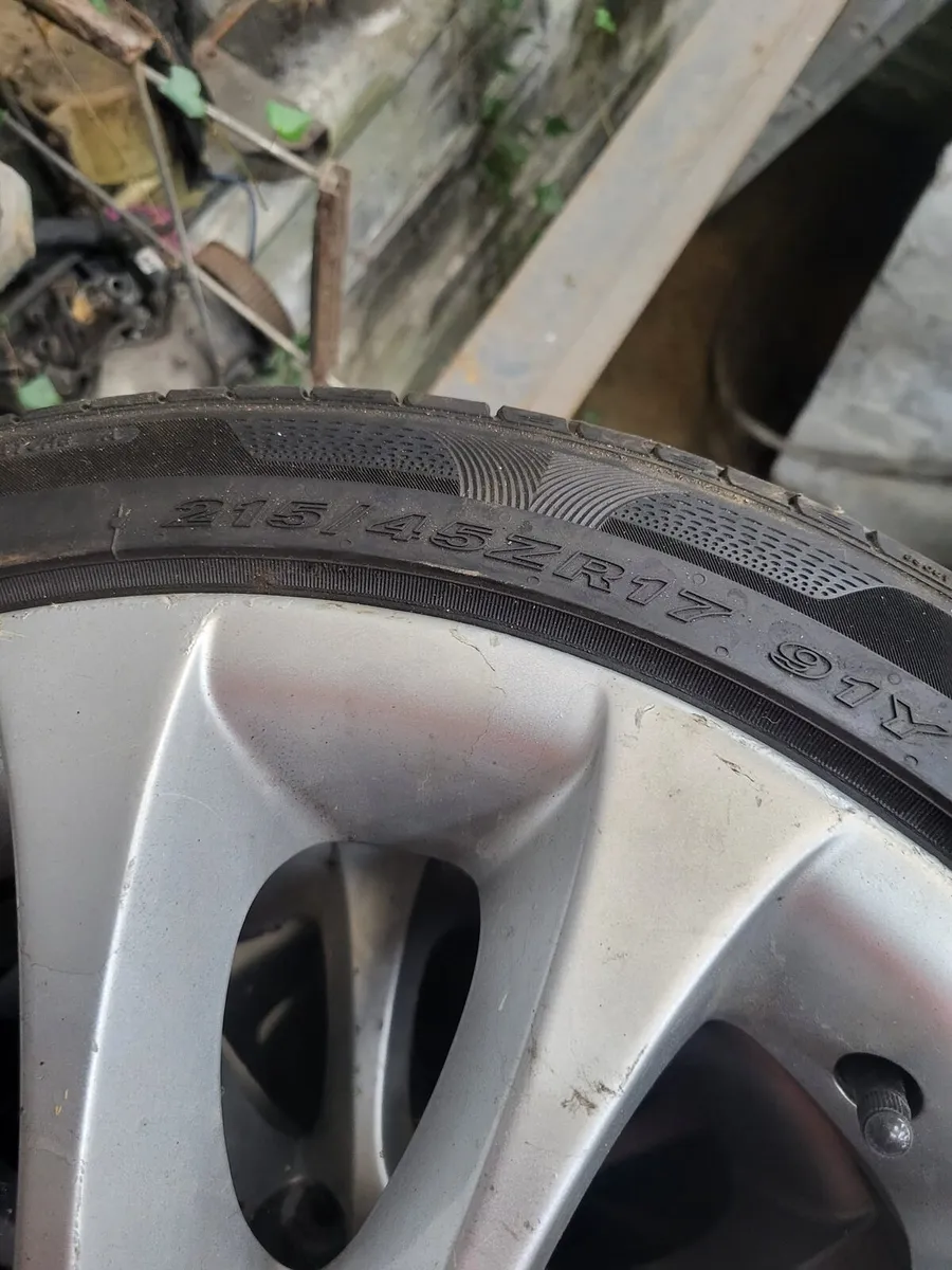 BMW alloys 17 inch with tyres - Image 1