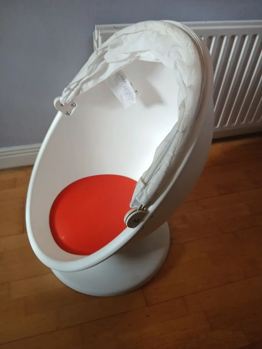 IKEA PS LOMSK Kids Swivel armchair, white/red - Image 1