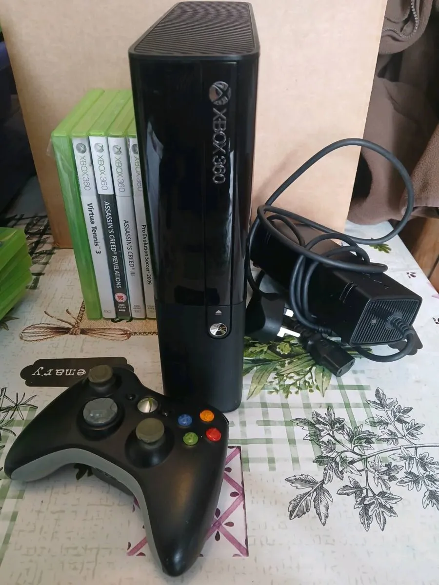 Xbox 360 E 250gb with controller and games - Image 1