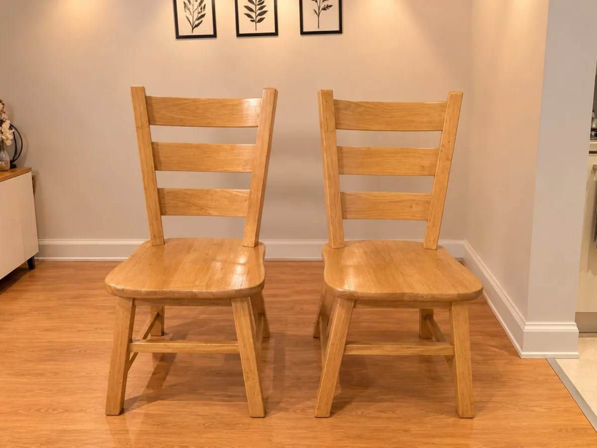 Solid tabke and 4 chairs - Image 3