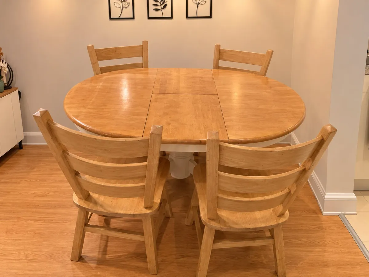 Solid tabke and 4 chairs - Image 2
