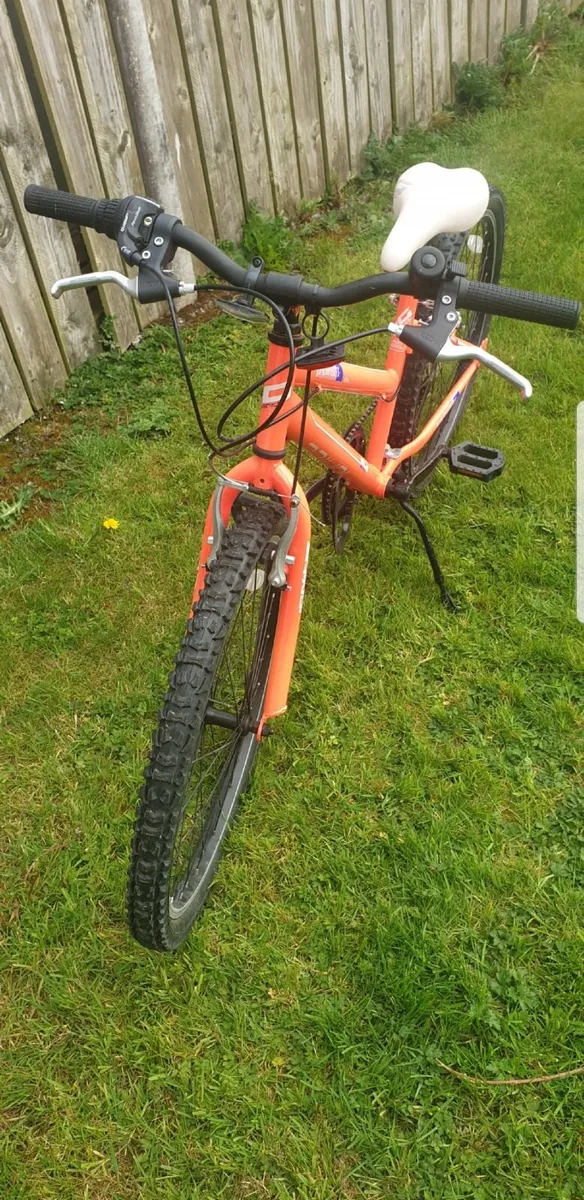 Kids 24 inch pink bike - Image 2