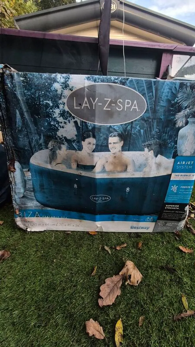 hot tub - Image 1