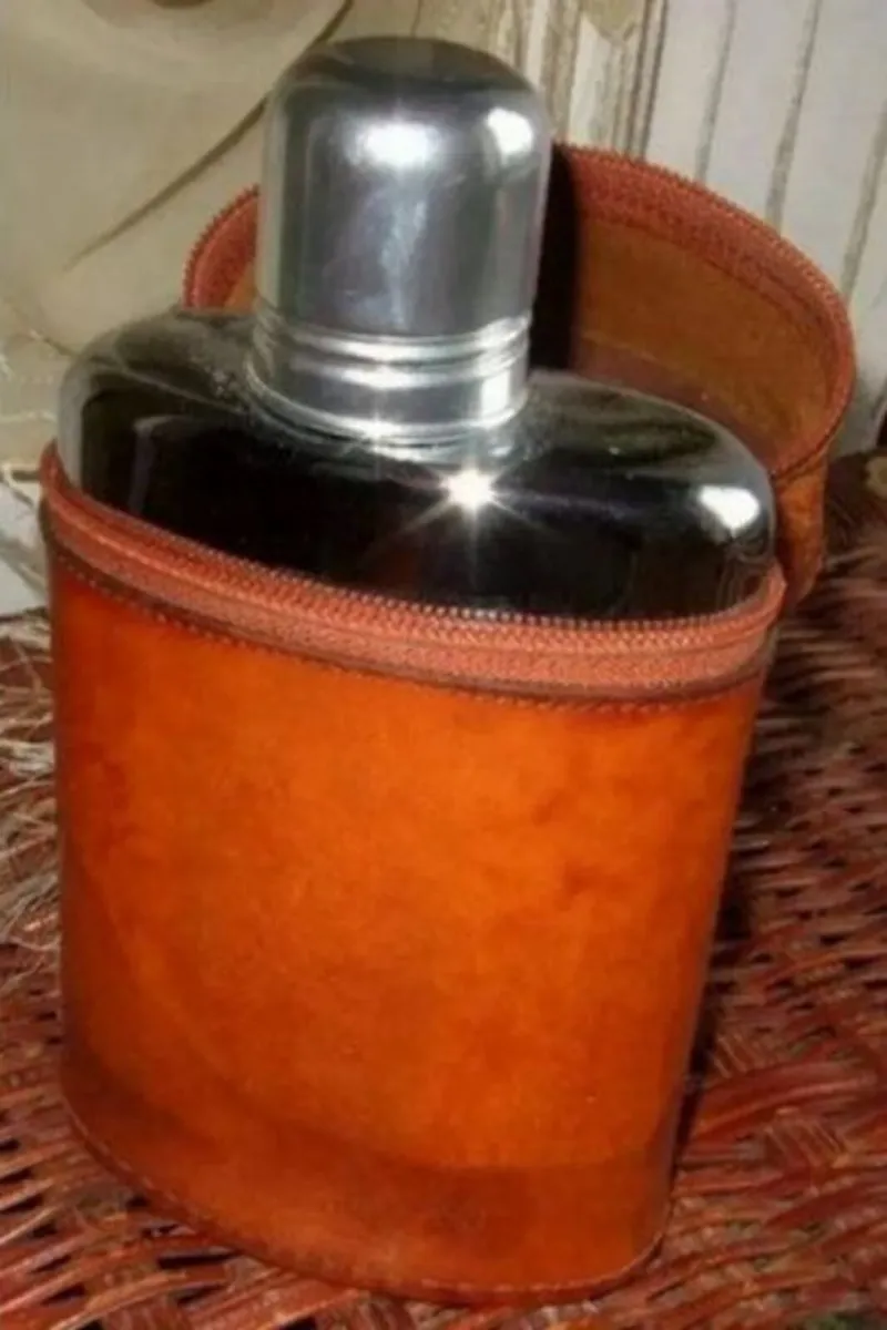 Vintage Harrods Hip flask & Leather Case - Image 3