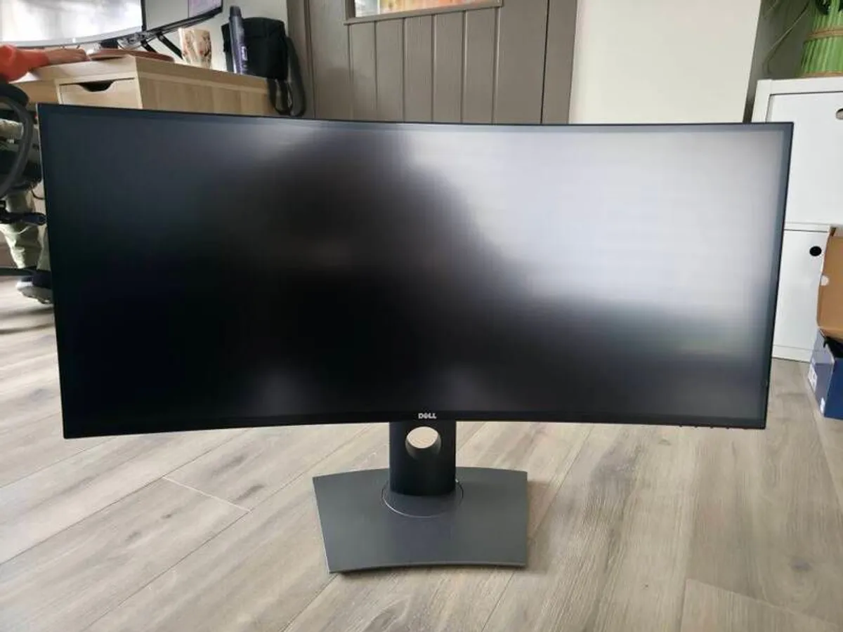 34-inch curved monitor plus privacy screen - Image 1
