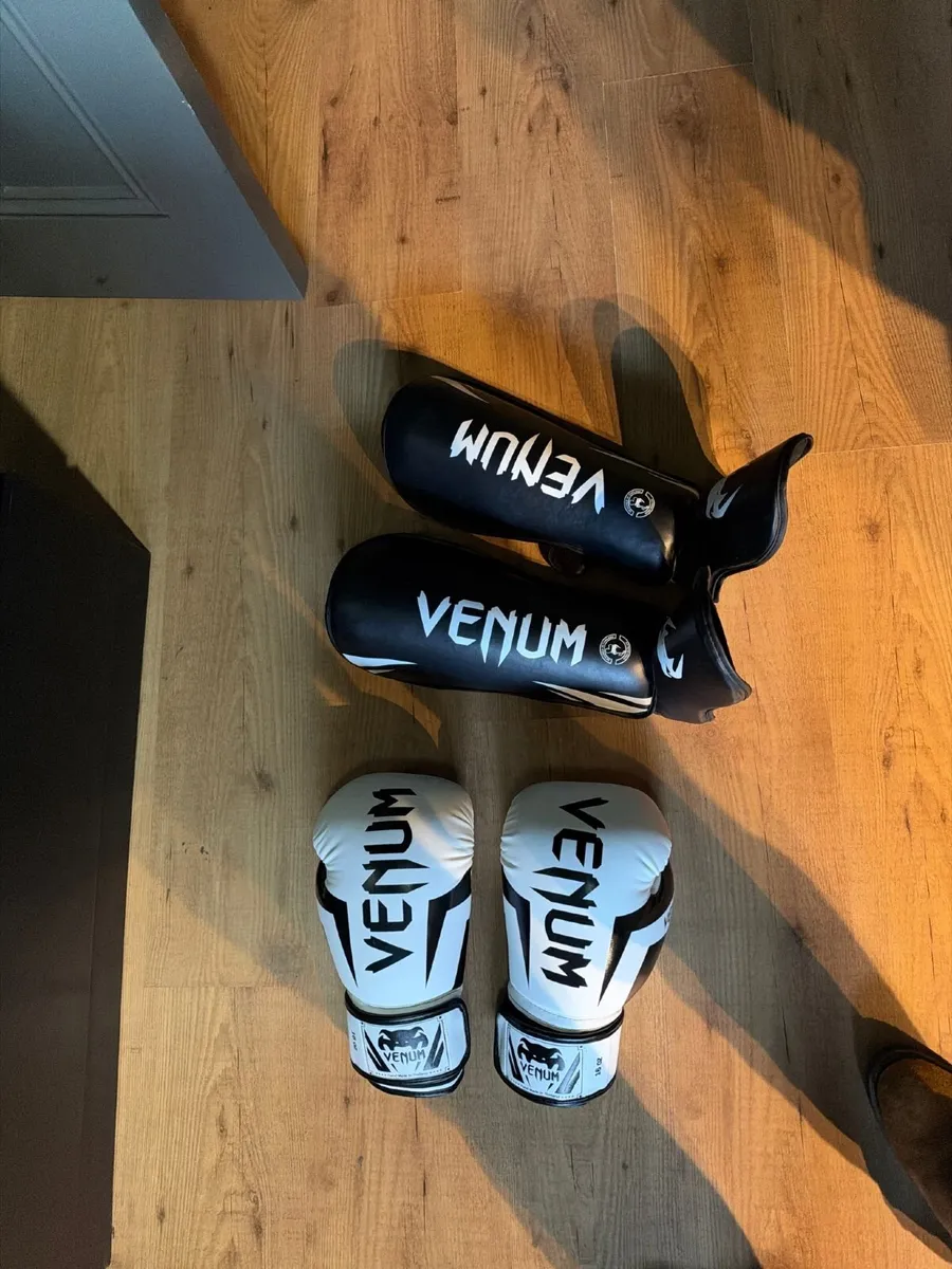 Venum Elite Boxing Gloves 16oz + Shin Guards M/L