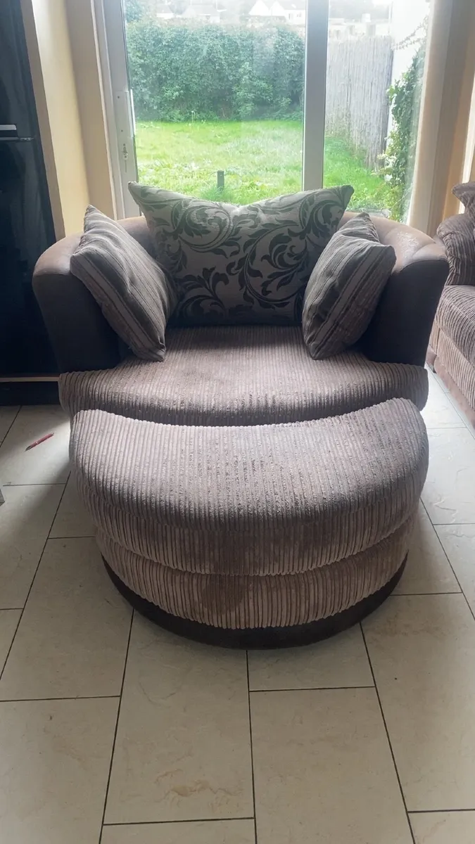 🛋️ STUNNING 3-SEATER SOFA & SWIVEL CUDDLE CHAIR - Image 1