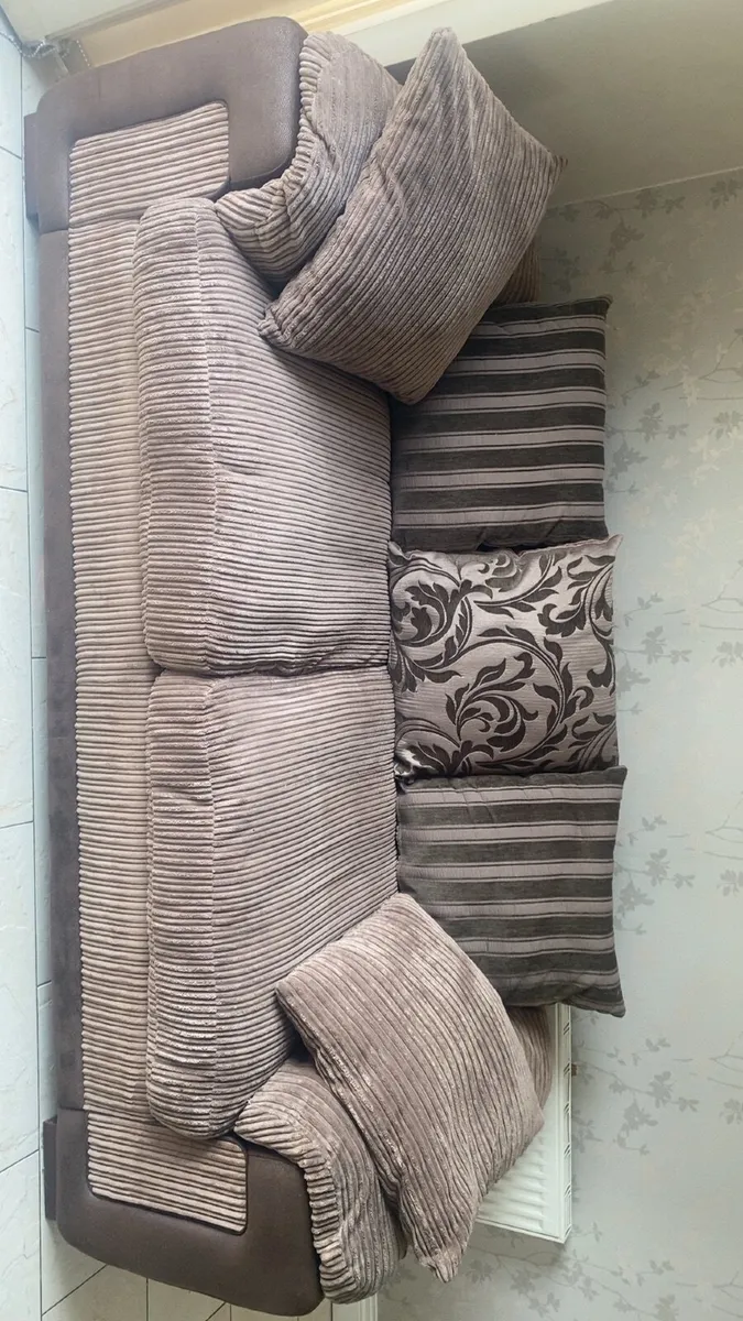 🛋️ STUNNING 3-SEATER SOFA & SWIVEL CUDDLE CHAIR - Image 2