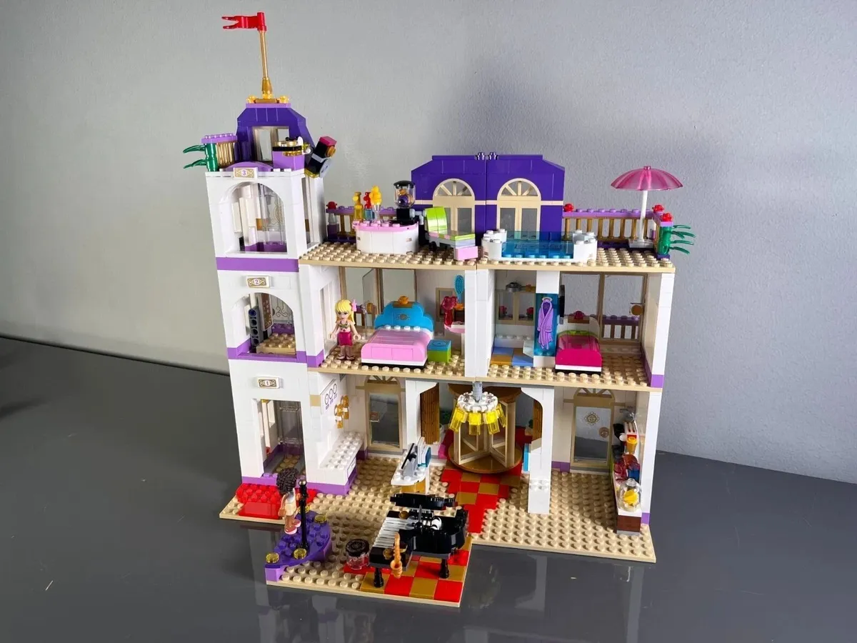 LEGO Friends Heartlake Grand Hotel 41101 - Image 2