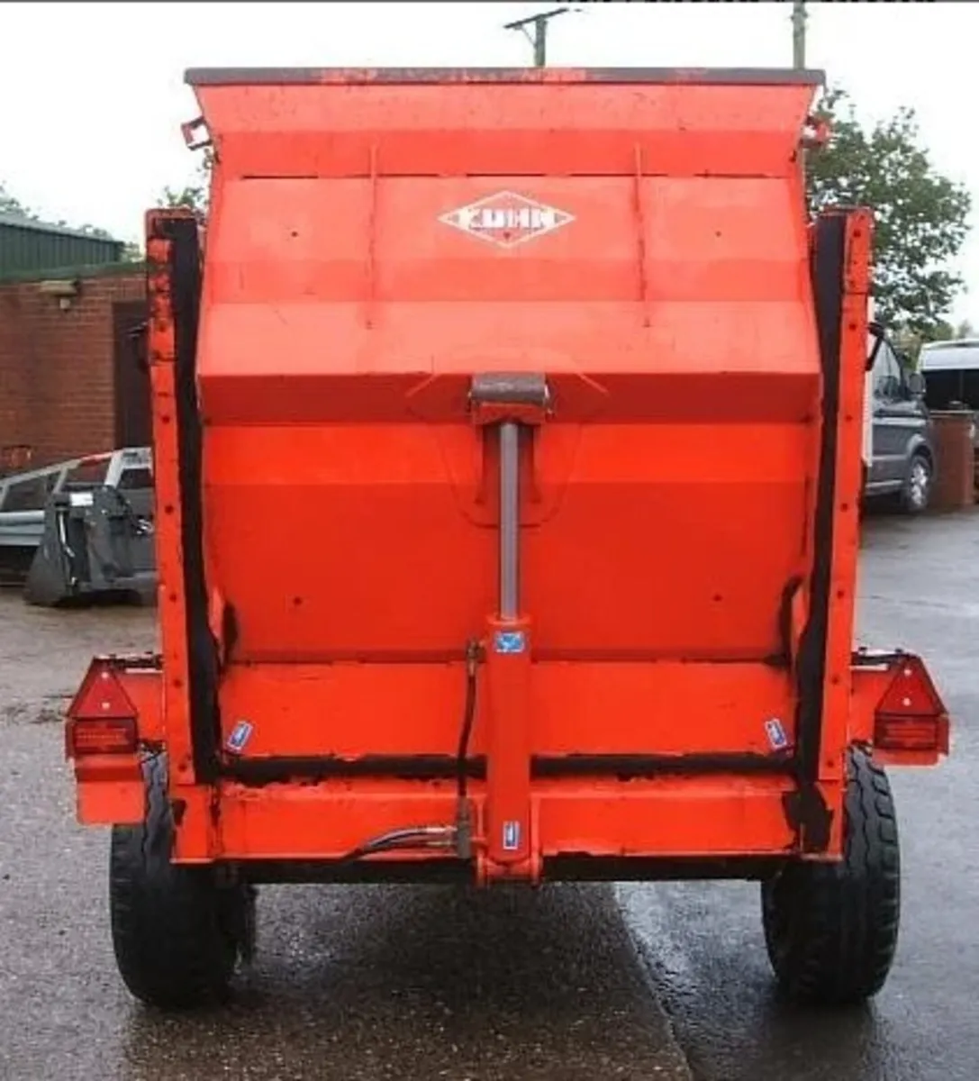 KUHN 3570M BALE SHREDDER - Image 2