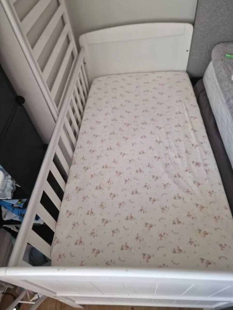 kids bed - Image 1