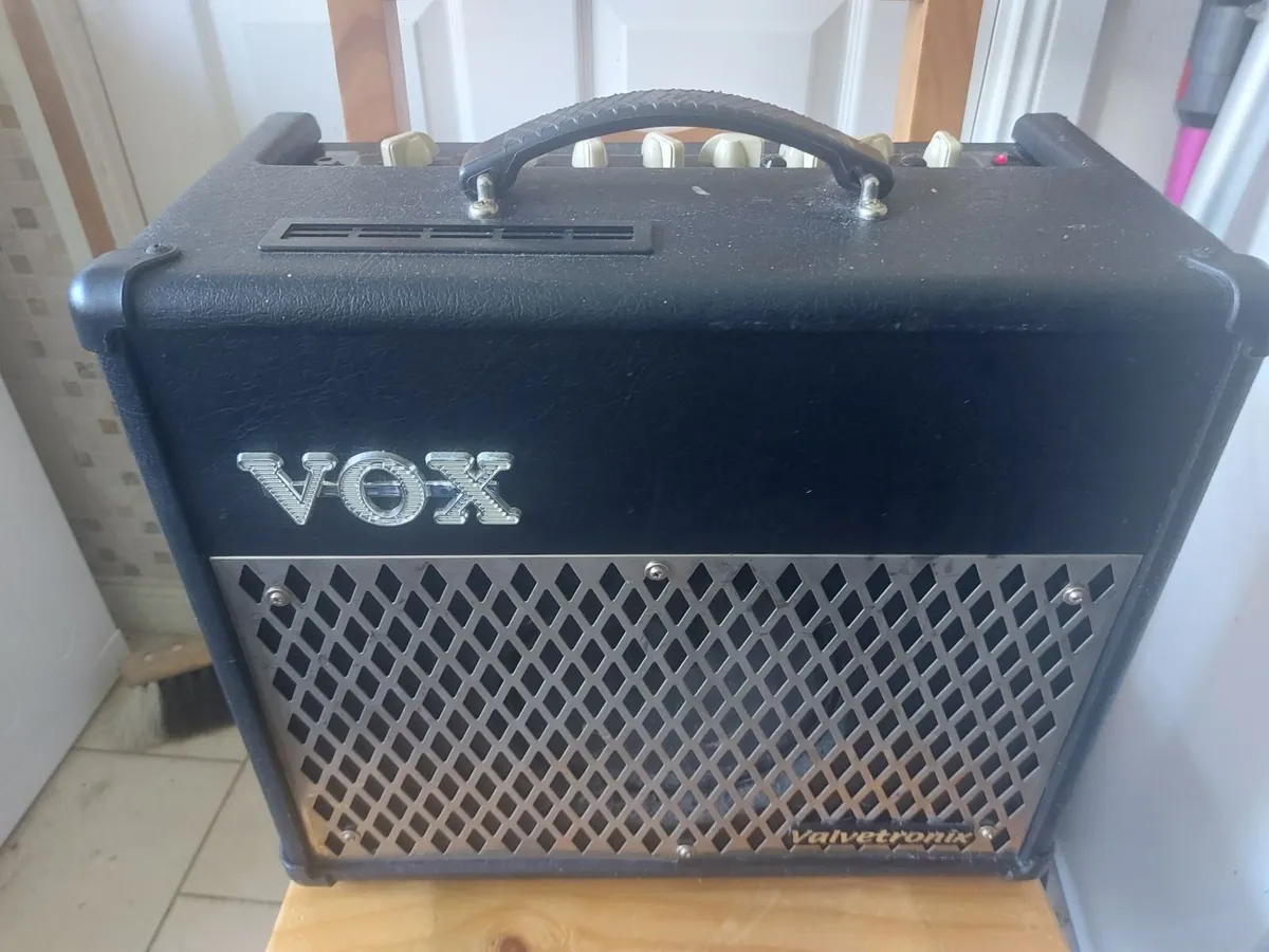 VOX Valvetronix VT15 AMP, working great - Image 1