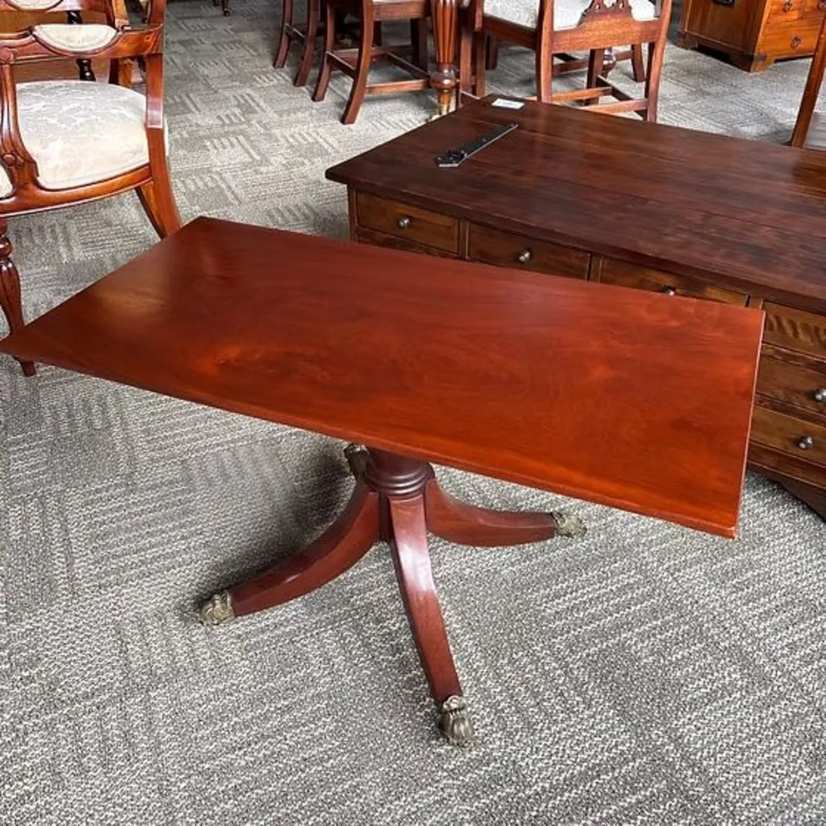 Elegant rectangular coffee table with a beautifull