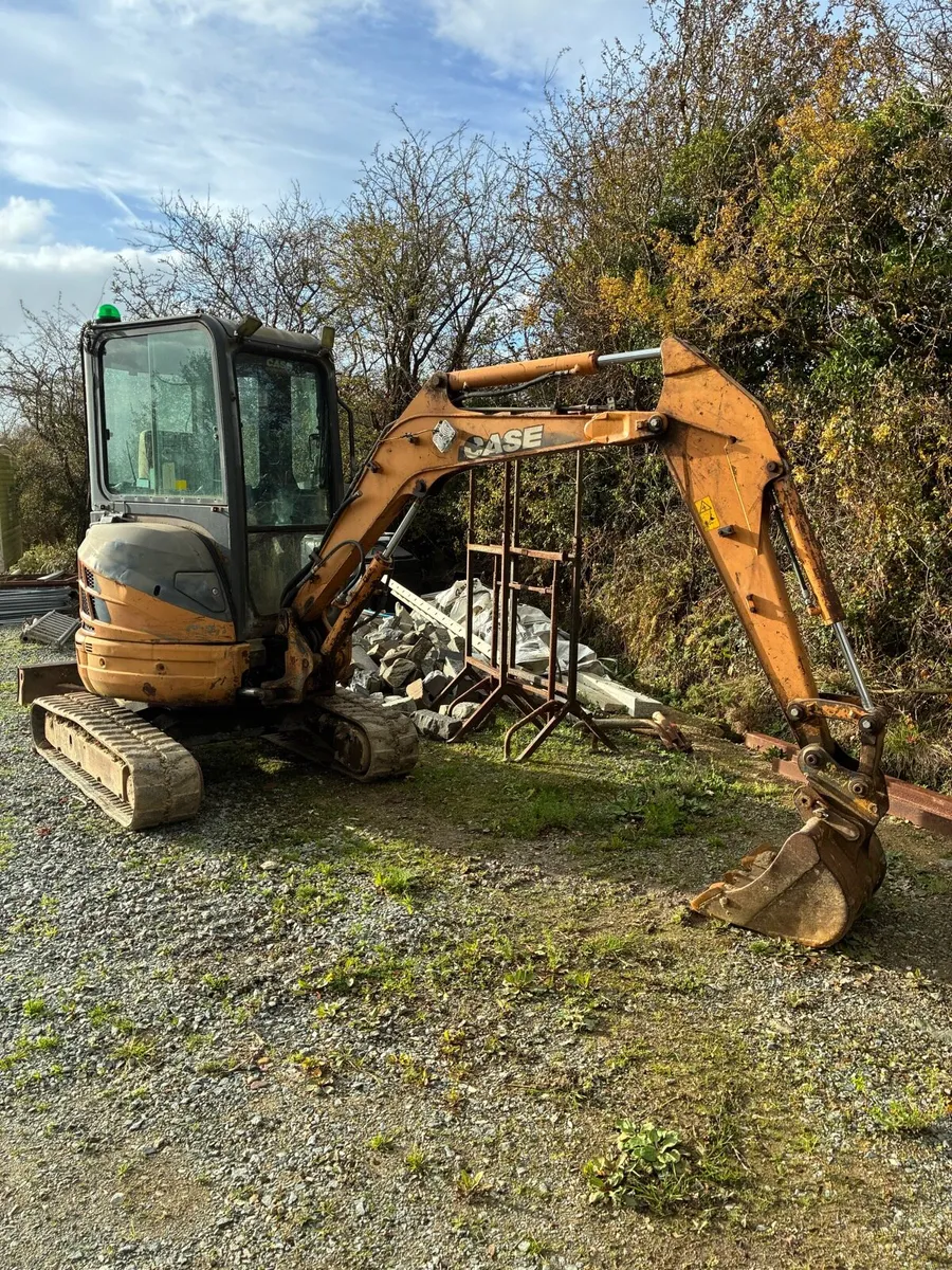 2.7 ton digger and triple axle trailers - Image 1