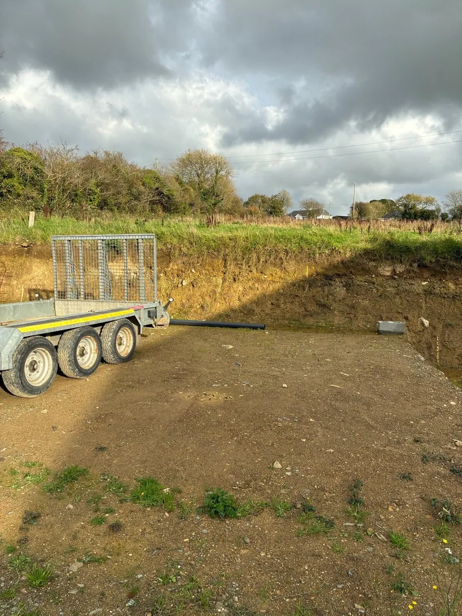 2.7 ton digger and triple axle trailers - Image 4