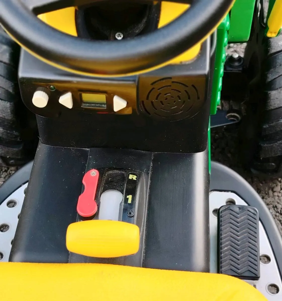 John Deere 12v Electric ride on tractor - Image 3