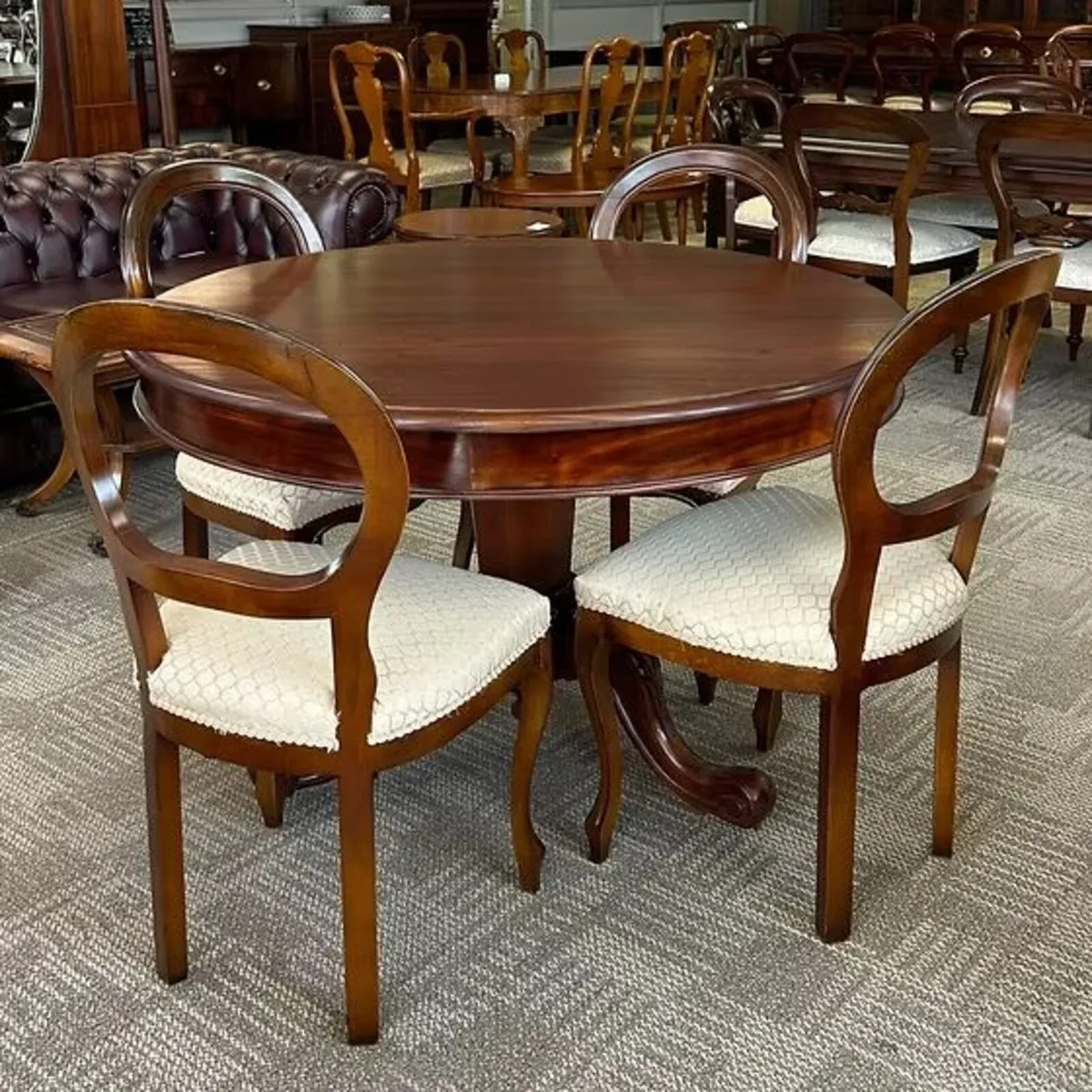 Handsome antique Victorian mahogany dining suite f