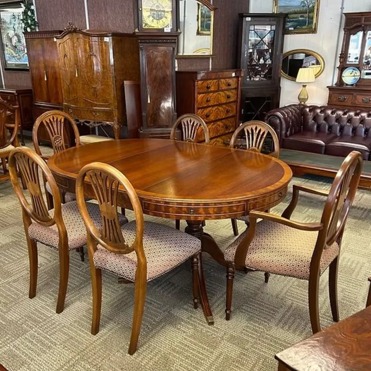 Elegant Regency-style mahogany dining table with s