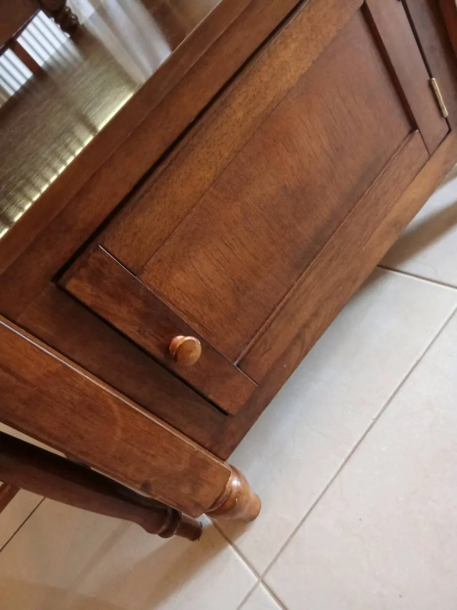 Table and chairs - Image 3
