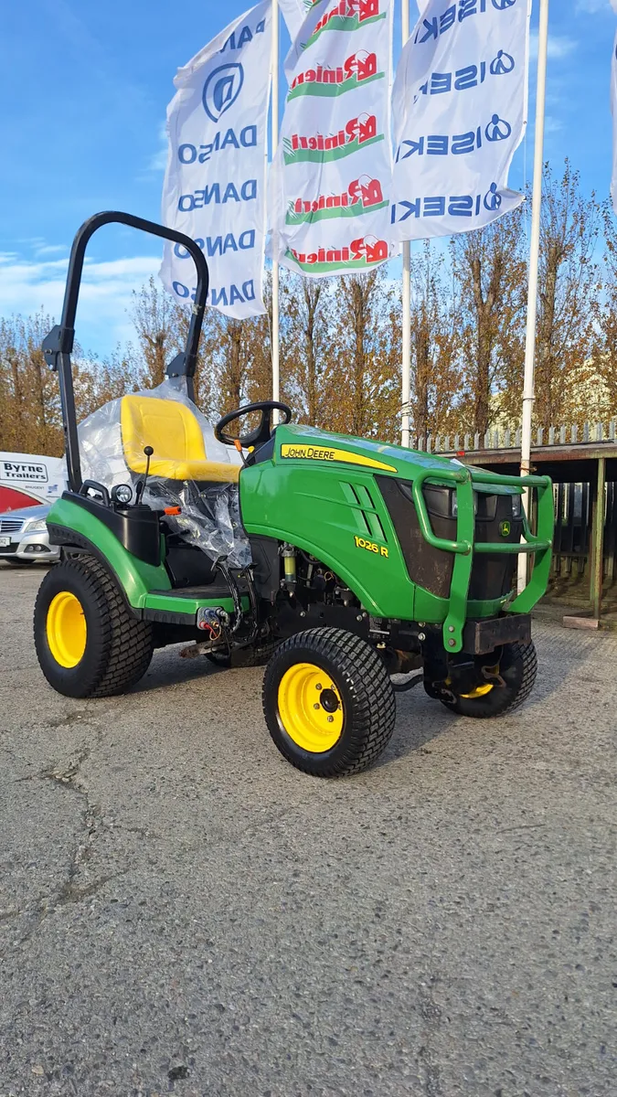 John Deere 1026R compact tractor - Image 1