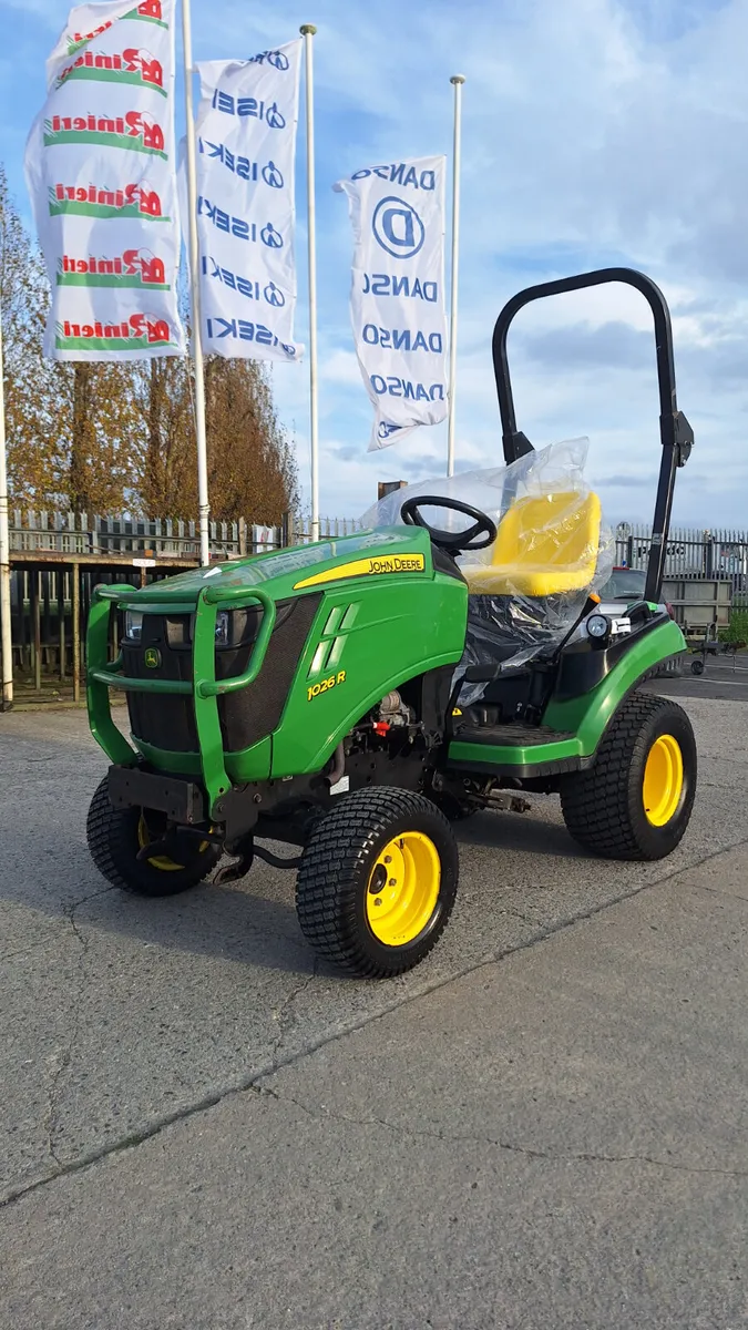 John Deere 1026R compact tractor - Image 2