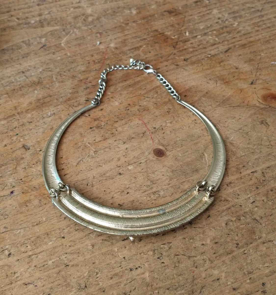 choker necklace. It combines a rigid metallic coll - Image 2