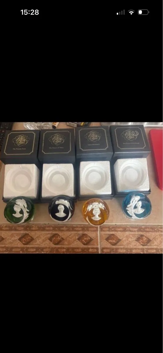 4 pinches baccarat commemorative paperweights - Image 1