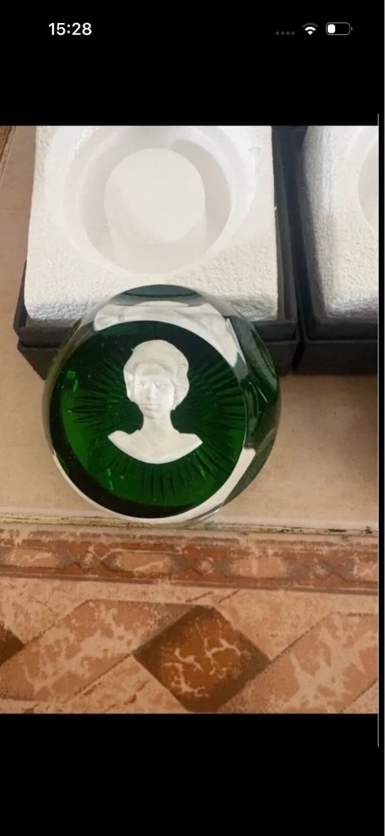 4 pinches baccarat commemorative paperweights - Image 3