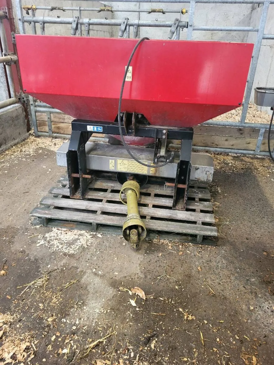 Fertiliser spreader - Image 1
