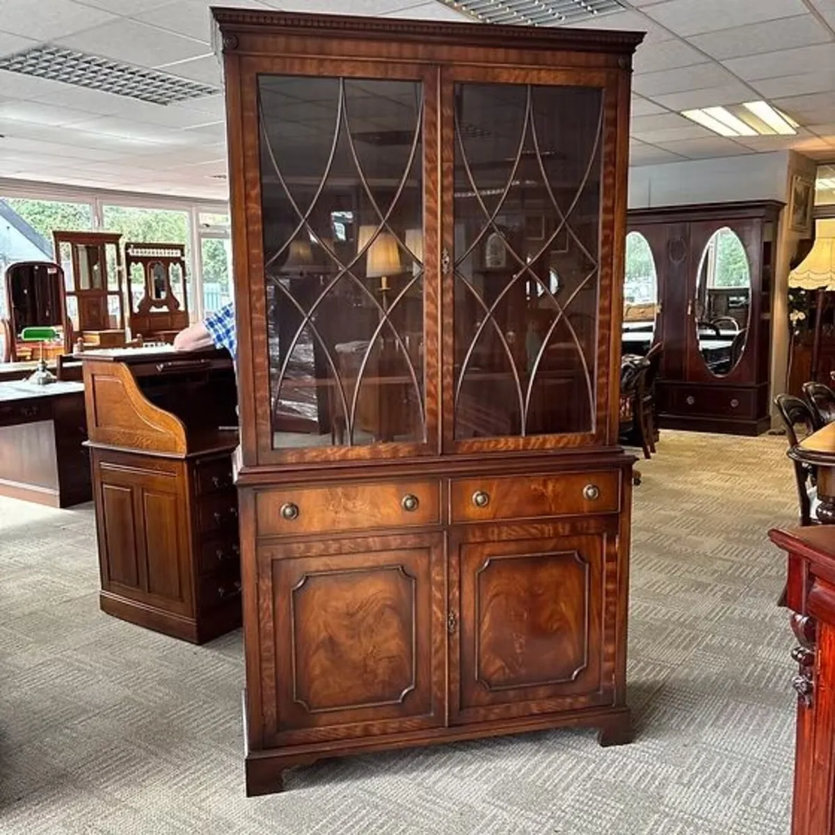 Beautiful traditional two-door display cabinet fin