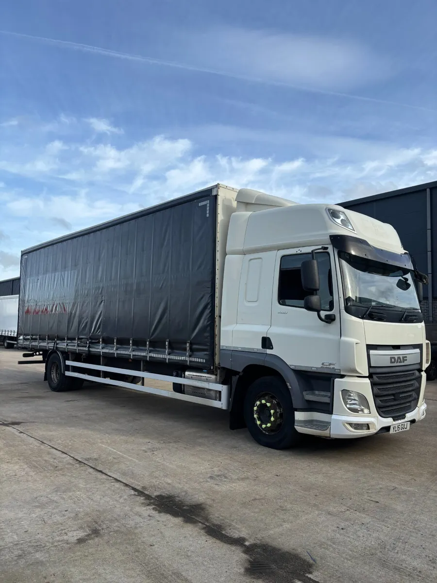August 2015 DAF CF 280 18T Curtainsider - Image 1