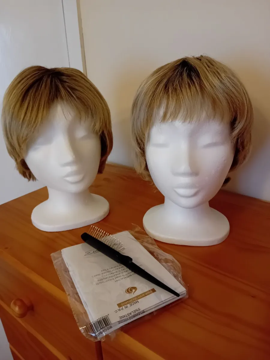 2 Short Blonde wigs - Image 2