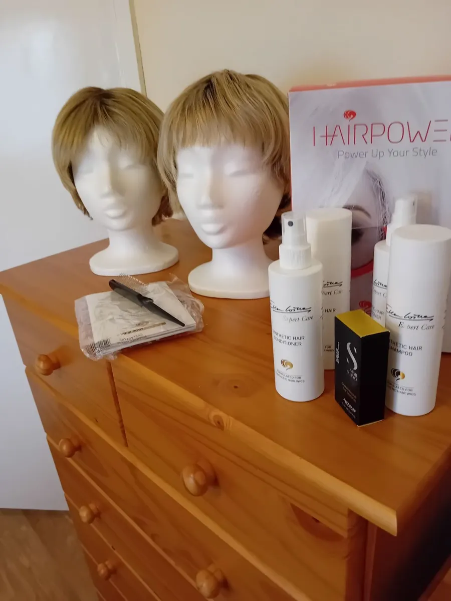 2 Short Blonde wigs - Image 3