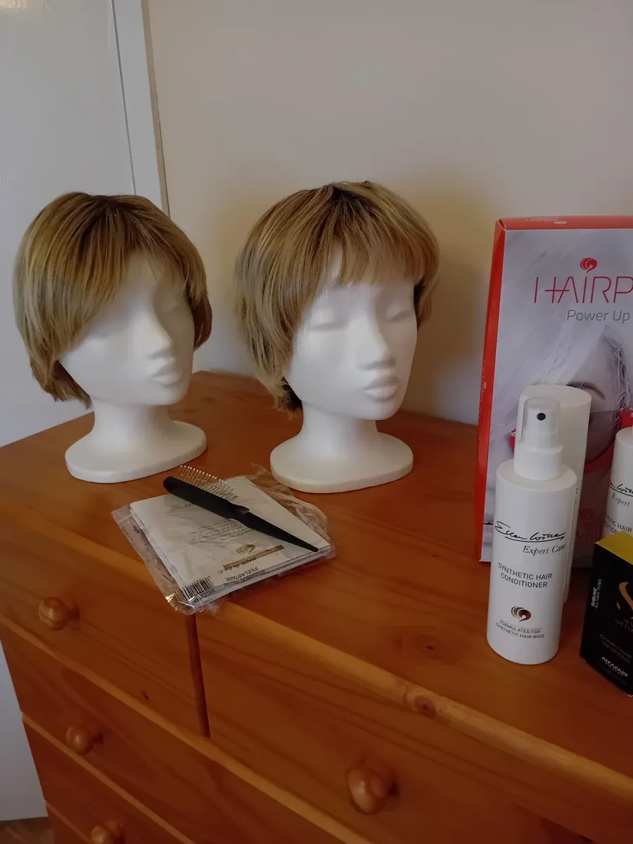 2 Short Blonde wigs - Image 4