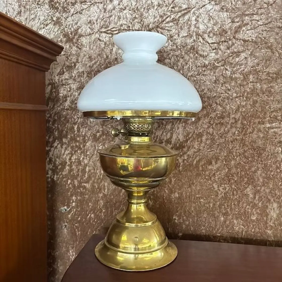 Rayo brass table lamp. Features a polished brass m