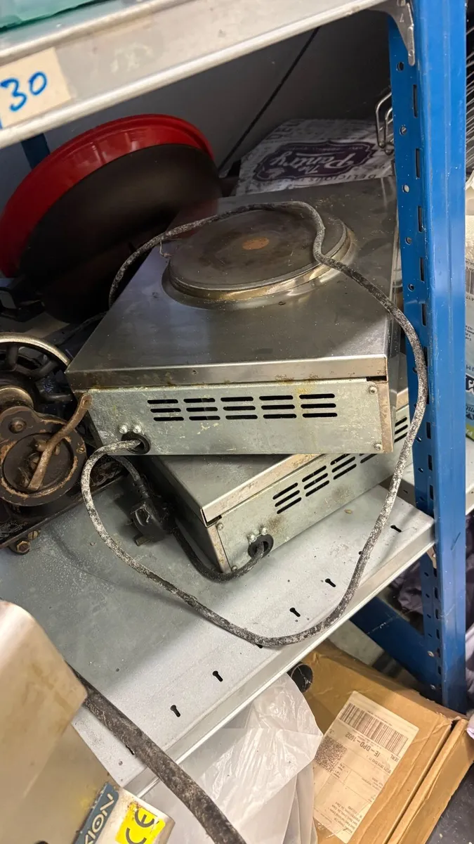 Commercial grill and 2 hot plates - Image 2