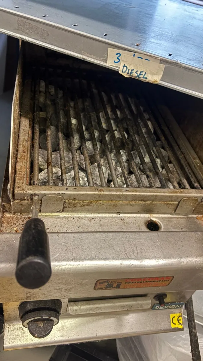 Commercial grill and 2 hot plates - Image 1