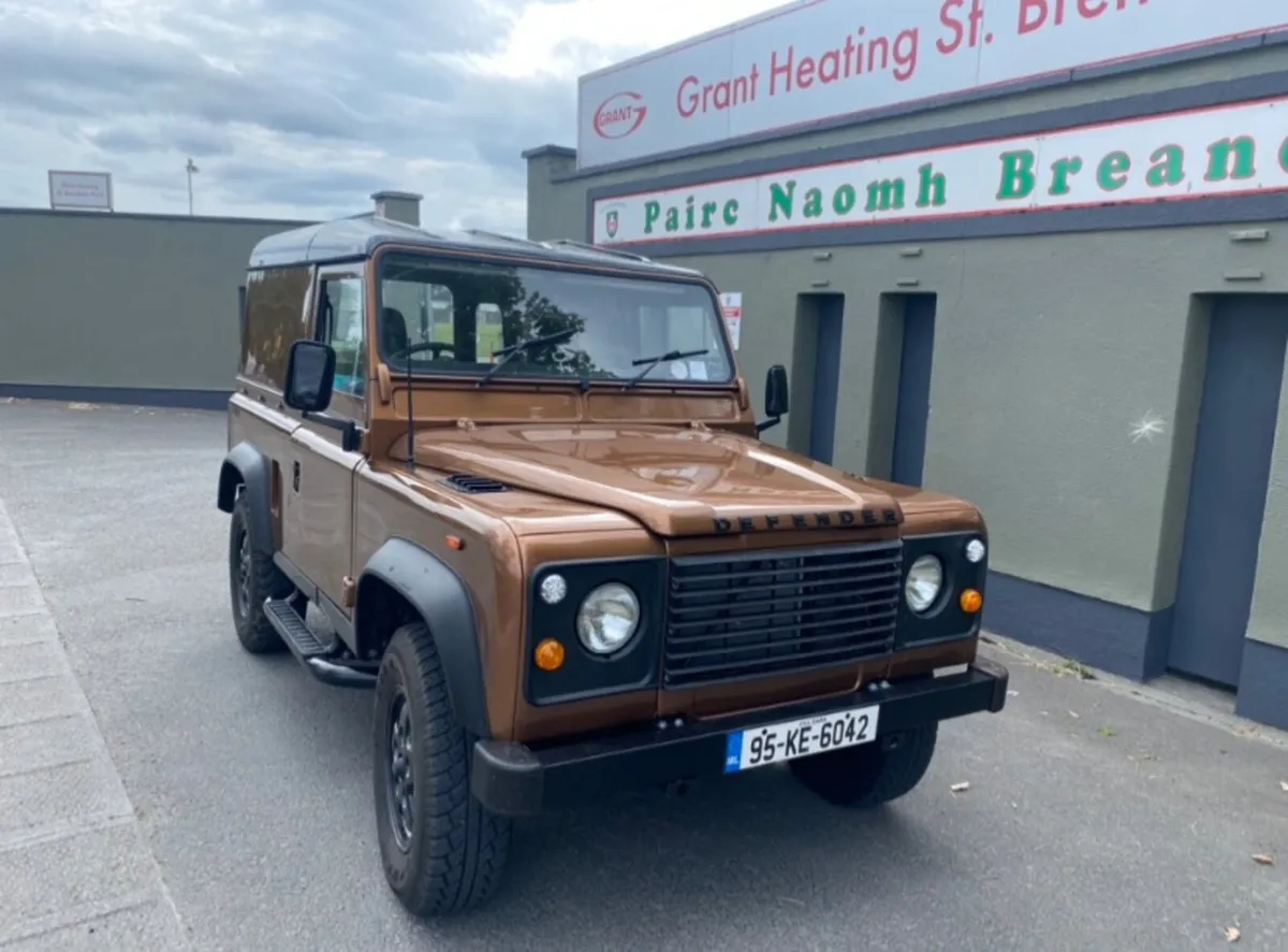 Land Rover Defender 1995 - Image 1