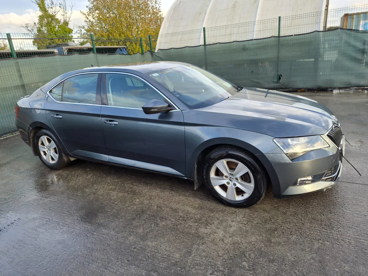 162 Skoda Superb  TDi Ambition Light Damage - Image 1