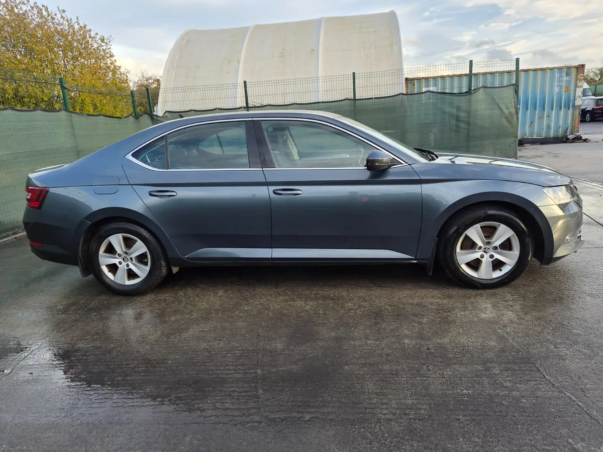 162 Skoda Superb  TDi Ambition Light Damage - Image 2