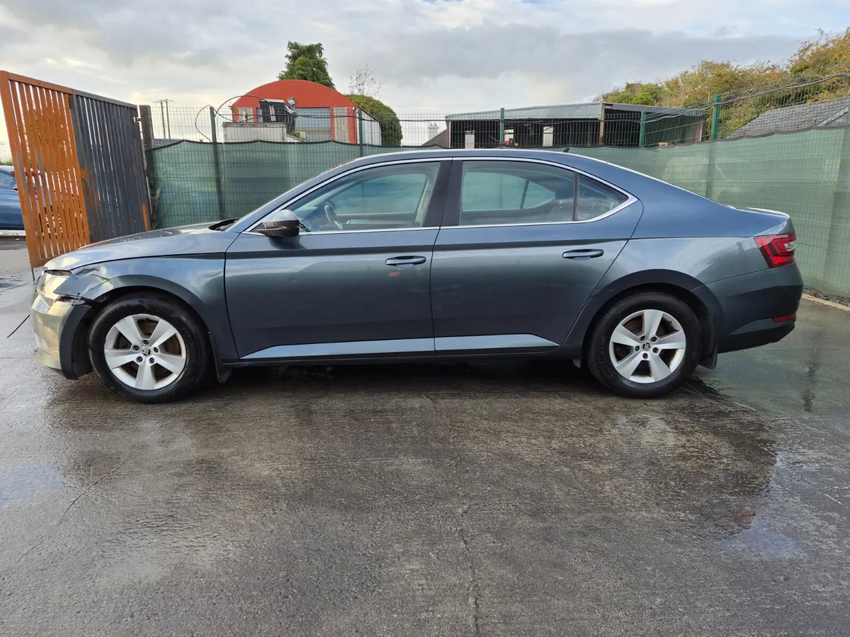 162 Skoda Superb  TDi Ambition Light Damage - Image 4