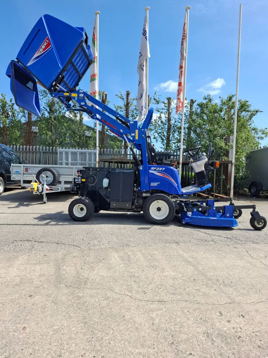 Iseki SF237 collector mower - Image 4