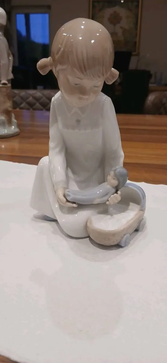 3 beautiful lladro & Nao pieces - Image 4