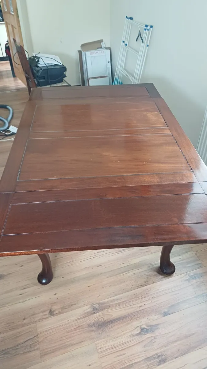 Table and chairs - Image 1