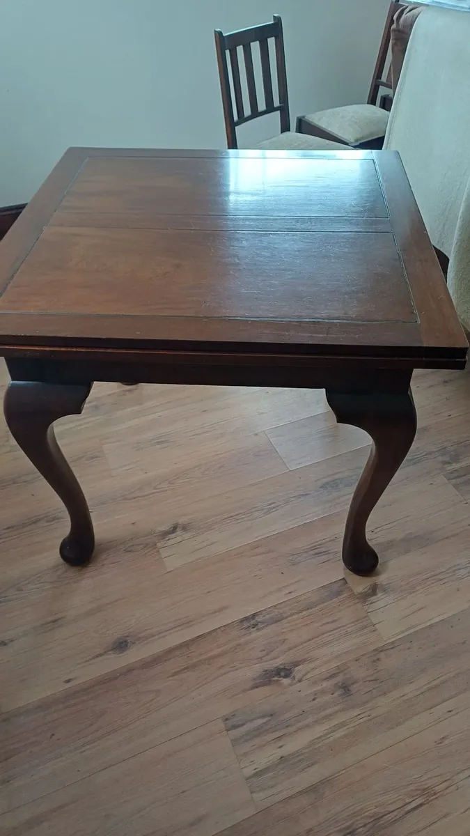 Table and chairs - Image 2