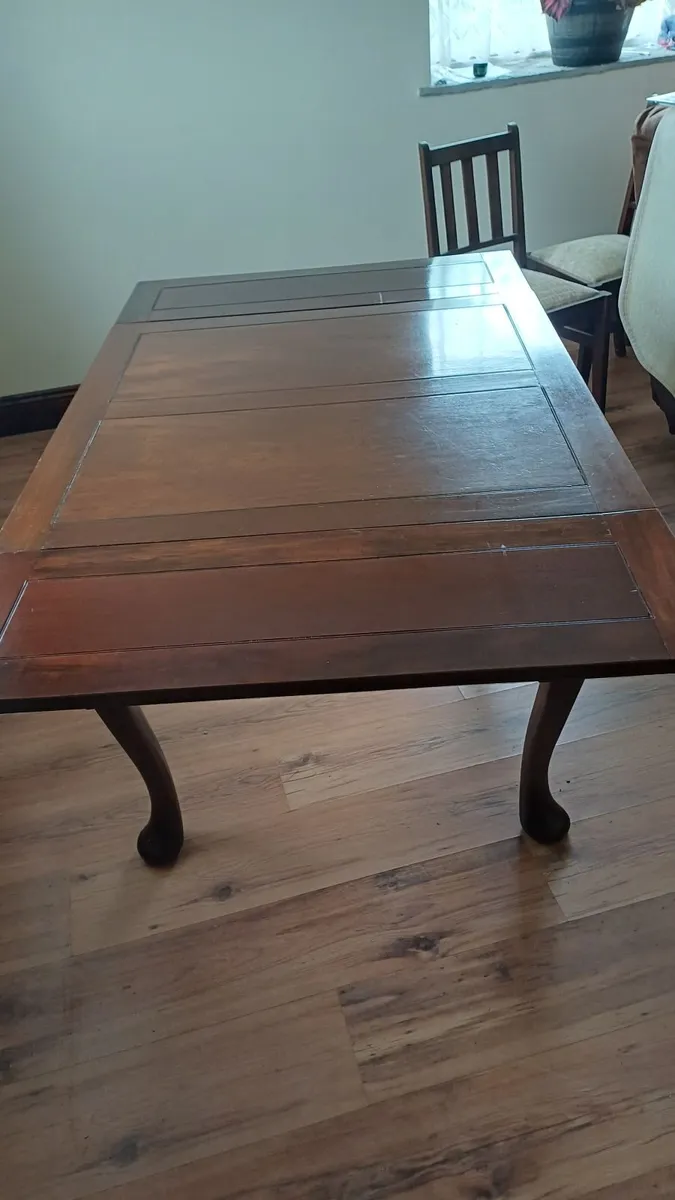 Table and chairs - Image 3